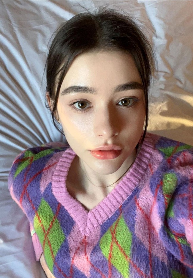 Dalam unggahannya di Instagram Story, Dasha Taran menyampaikan rasa terimakasihnya pada para penggemar yang telah membuatnya berada di peringkat ke-2 daftar 100 wanita tercantik dunia. “2023 adalah tahun yang baik untukku karena aku memiliki kalian yang menyukai apa yang aku lakukan,” tulisnya. Foto: Dok Instagram@taaarannn