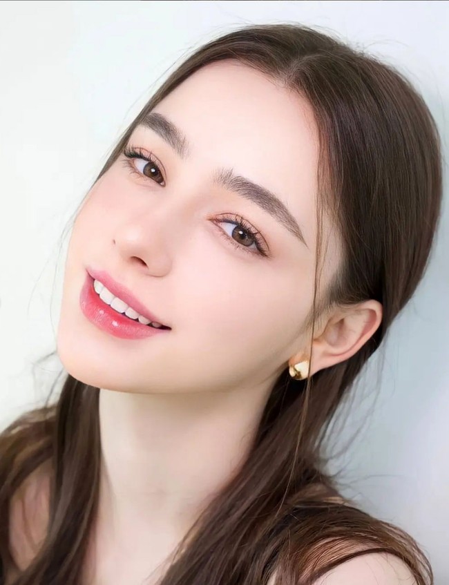 Dasha Taran saat ini bernaung di bawah agensi Rainmaker. Dia pun memulai kariernya sebagai model profesional dengan menjadi wajah brand fashion VIEU untuk koleksi spring/summer 2019.  Foto: Dok Instagram@taaarannn