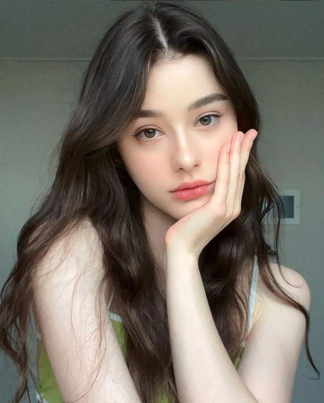 6. Dasha Taran, Rusia Dasha Taran adalah model keturunan Ukraina-Rusia yang populer di Korea Selatan. Kecantikan selebgram tersebut yang sering disebut bak boneka membuat netizen jatuh cinta.   Foto: Dok Instagram@taaarannn