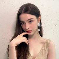Menjadi model VIEU, wajah cantik Dasha Taran sempat muncul di berbagai gerai Lotte Department Store yang berada di Myeondong, Incehon hingga Busan, Korea Selatan. Foto: Dok Instagram@taaarannn