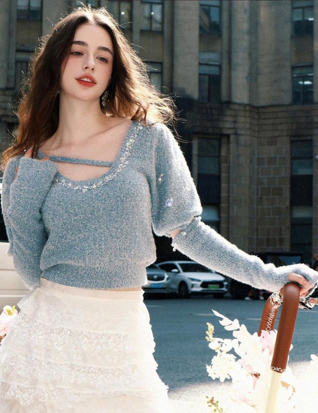 Dasha Taran mengungguli para personel Blackpink yang juga masuk dalam daftar 100 wanita tercantik dunia. Jika sebelumnya Lisa Blackpink lebih unggul dari Dasha di urutan ketiga, pada 2023 ini turun ke peringkat 14. Personel Blackpink lainnya, Rose di urutan 12 dan Jisoo peringkat ke-9 daftar wanita tercantik dunia. Foto: Dok Instagram@taaarannn