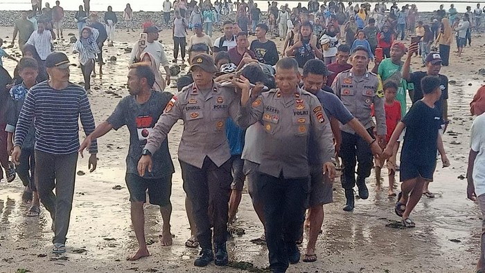 Evakuasi korban meninggal karena tenggelam di Pantai Lakey, Dompu, pada Senin (1/1/2024) sore. (Istimewa)