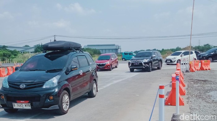 Suasana arus balik Nataru mulai masuk exit tol Kuncen, Kecamatan Ceper, Klaten, Senin (1/1/2024).