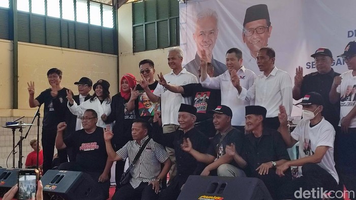 Capres nomor urut 3 Ganjar Pranowo saat menerima dukungan dari Apmiso di Semarang, Senin (1/1/2024).