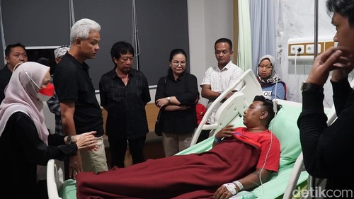 Ganjar Pranowo dan istrinya, Siti Atikoh membesuk relawannya korban penganiayaan oknum TNI yang masih dirawat di RSUD Pandan Arang, Boyolali, pada Minggu (31/12/2023) malam.
