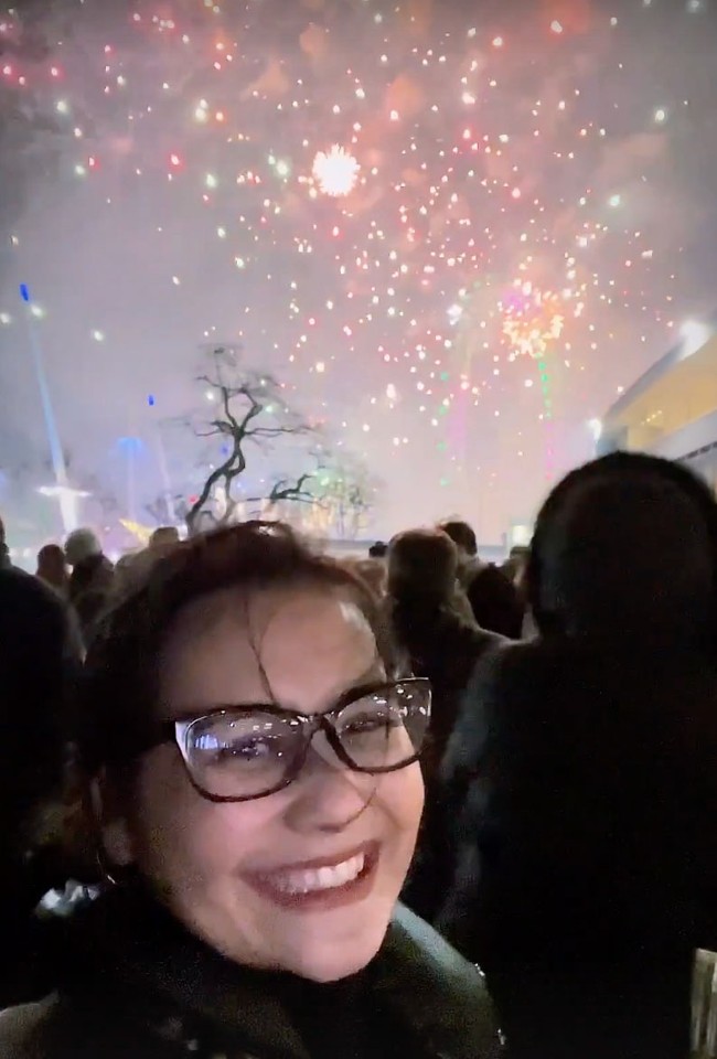 Menikmati malam pergantian tahun dengan melihat gemerlap kembang api jadi pilihan Prilly Latuconsina. Bintang film Budi Pekerti itu berpose dengan latar belakang kembang api di London. Foto: Dok Instagram