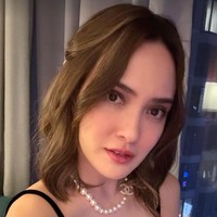 Shandy Aulia yang sudah berada di New York, Amerika Serikat sejak Natal 2023, menghabiskan malam Tahun Baru 2024 di kota dengan julukan The Big Apple tersebut. Mengenakan mini dress hitam, Shandy berpose dekat jendela penginapannya. Foto: Dok Instagram