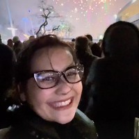 Menikmati malam pergantian tahun dengan melihat gemerlap kembang api jadi pilihan Prilly Latuconsina. Bintang film Budi Pekerti itu berpose dengan latar belakang kembang api di London. Foto: Dok Instagram