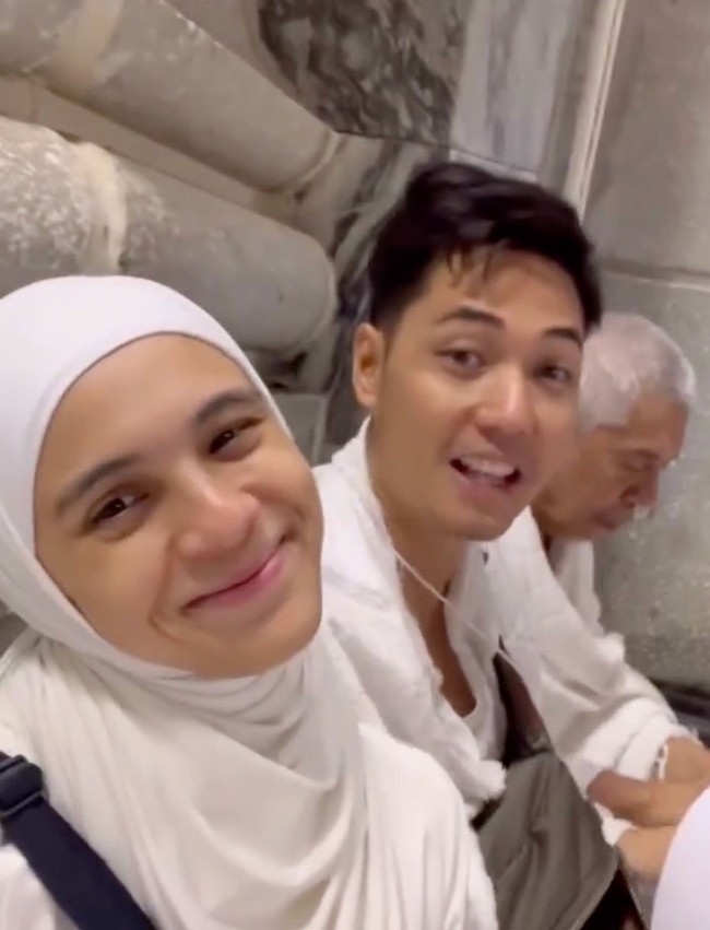 Nycta Gina dan suaminya Rizky Kinos baru saja selesai menjalani umrah di Mekkah saat masyarakat Indonesia merayakan datangnya Tahun Baru 2024. “Di sini masih jam 8.34, di Jakarta udah tahun baru,” tulisnya pada keterangannya di Instagram Story. Foto: Dok Instagram