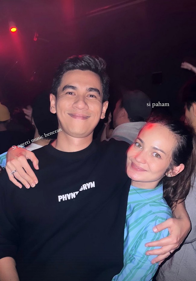 Enzy Storia dan suaminya Molen Kasetra merayakan Tahun Baru 2024 dengan menikmati acara musik Circus Tokyo di Shibuya, Jepang. Dalam unggahan Enzy di Instagram, keduanya menikmati musik dari London Elektricity. Foto: Dok Instagram