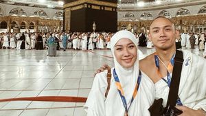 10 Gaya Artis Malam Tahun Baru 2024 di Luar Negeri, Paris Hingga Mekkah