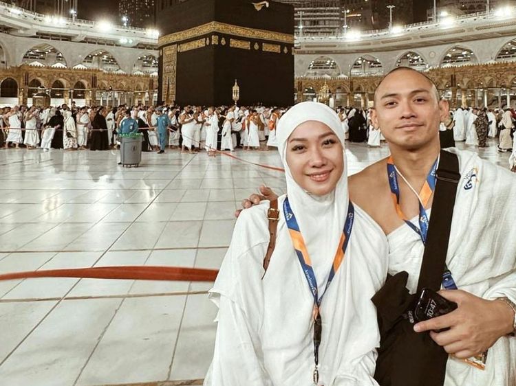 10 Gaya Artis Malam Tahun Baru 2024 di Luar Negeri, Paris Hingga Mekkah