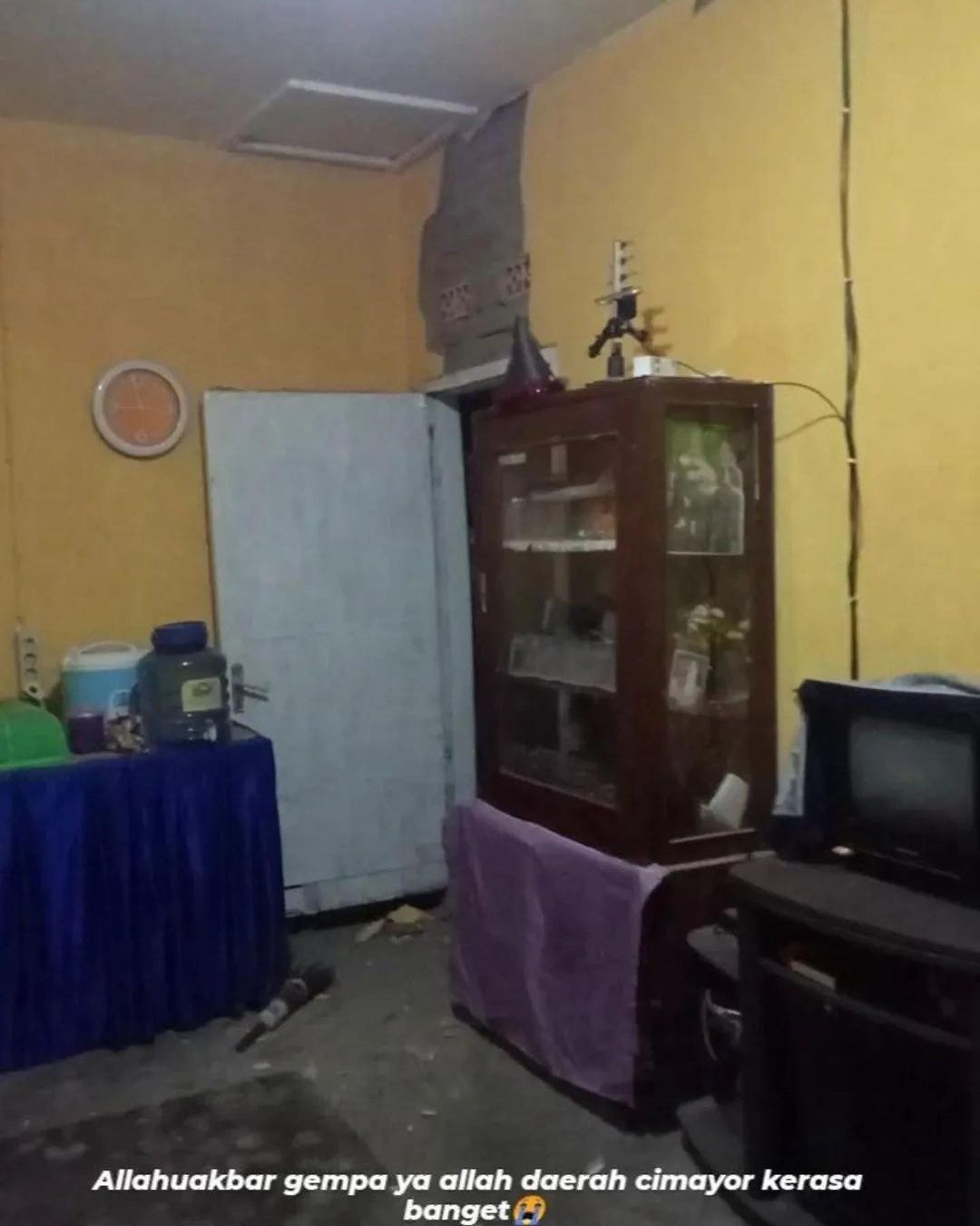 Gempa bumi berkekuatan magnitudo 4,8 yang mengguncang wilayah Kabupaten Sumedang, Minggu (31/12/2023) mengakibatkan kerusakan sejumlah bangunan. (Dok. BNPB)