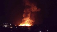 Asap juga membubung tinggi dari lokasi kebakaran.  