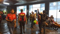Petugas pun bersiaga membantu warga yang berada di sekitaran RSUD Sumedang untuk evakuasi ke tempat yang lebih aman.