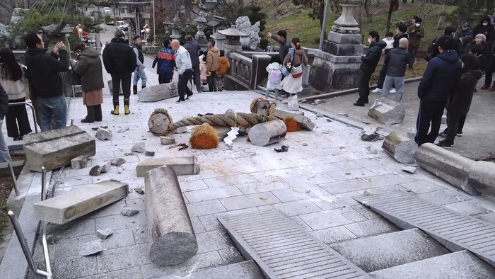 Gempa bumi berkekuatan magnitudo 7,5 melanda Jepang bagian barat memicu peringatan tsunami, Senin (1/1/2024). Gempa ini juga diikuti oleh gempa susulan yang kuat.