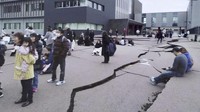Gempa mengakibatkan halaman gedung perkantoran retak di Wajima, Prefektur Ishikawa, Jepang, Senin (1/1/2024).