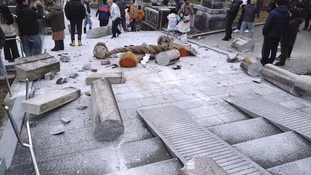 Sebuah kuil di Kanazawa, prefektur Ishikawa, Jepang, mengalami kerusakan pada gerbang torii-nya akibat gempa bumi pada Senin, 1 Januari 2024. Pemerintah Jepang telah mengeluarkan peringatan tsunami pada hari yang sama menyusul serangkaian gempa kuat di Laut Jepang. (Kyodo News via AP)