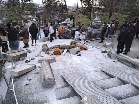 Sebuah kuil di Kanazawa, prefektur Ishikawa, Jepang, mengalami kerusakan pada gerbang torii-nya akibat gempa bumi pada Senin, 1 Januari 2024. Pemerintah Jepang telah mengeluarkan peringatan tsunami pada hari yang sama menyusul serangkaian gempa kuat di Laut Jepang. (Kyodo News via AP)