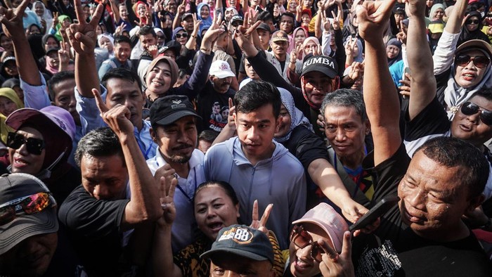 Calon wakil presiden nomor urut 02 Gibran Rakabuming Raka (tengah) menyapa warga yang mengikuti senam gemoy saat blusukan di Pasar Gemolong, Sragen, Jawa Tengah, Senin (1/1/2024). Gibran Rakabuming Raka memulai kampanye di awal tahun 2024 dengan blusukan mengunjungi pasar tradisional untuk berdialog dengan pedagang mengenai stabilitas harga kebutuhan pokok. ANTARA FOTO/Mohammad Ayudha/Spt.