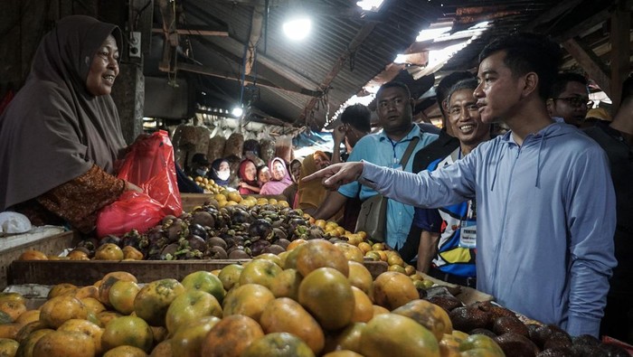 Calon wakil presiden nomor urut 02 Gibran Rakabuming Raka (tengah) menyapa warga yang mengikuti senam gemoy saat blusukan di Pasar Gemolong, Sragen, Jawa Tengah, Senin (1/1/2024). Gibran Rakabuming Raka memulai kampanye di awal tahun 2024 dengan blusukan mengunjungi pasar tradisional untuk berdialog dengan pedagang mengenai stabilitas harga kebutuhan pokok. ANTARA FOTO/Mohammad Ayudha/Spt.