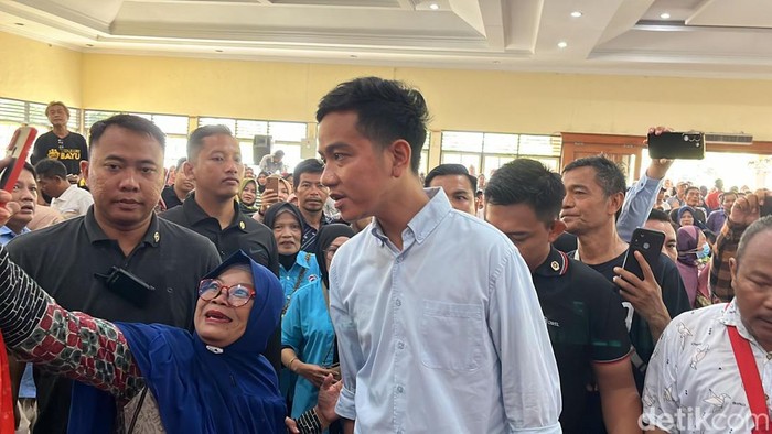 Cawapres Gibran Rakabuming Raka bertemu pelaku UMKM di Sragen Kota. Senin (1/1/2024).