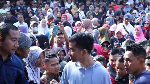 Cawapres nomor urut 2 Gibran Rakabuming Raka menghadiri senam Gemoy di Sragen. Senin (1/1/2024)
