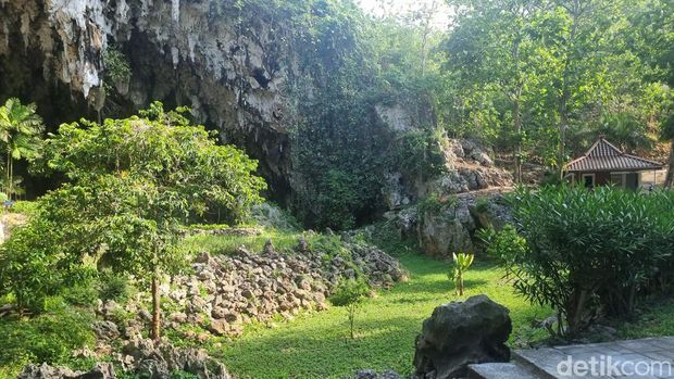 Gua Maria Tritis di Jalan Sapo Sari, Dusun Bulu, Paliyan, Gunung Dowo, Giring, Paliyan, Kabupaten Gunungkidul, Yogyakarta.