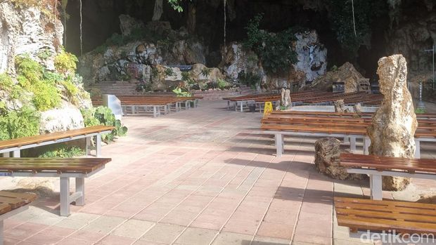 Gua Maria Tritis di Jalan Sapo Sari, Dusun Bulu, Paliyan, Gunung Dowo, Giring, Paliyan, Kabupaten Gunungkidul, Yogyakarta.
