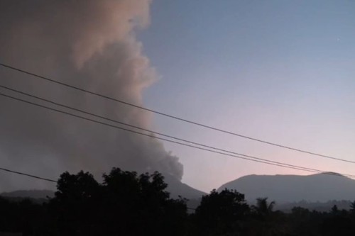 Gunung Api Lewotobi Laki-laki di Flores Timur, Nusa Tenggara Timur, saat mengalami erupsi pada Senin (1/1/2024). (ANTARA/HO-PVMBG)