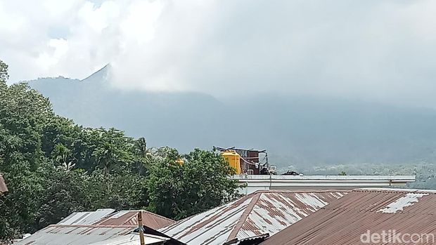 Gunung Lewotobi masih mengeluarkan asap pada Senin pagi (1/1/2024).