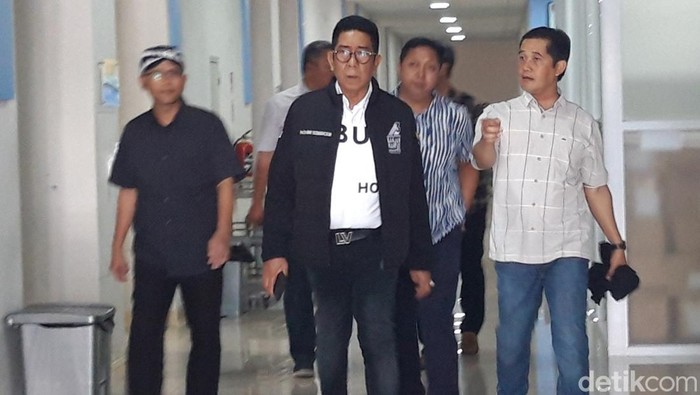 Henry Yosodiningrat usai membesuk relawan Ganjar-Mahfud korban penganiayaan oknum TNI yang dirawat di RSUD Pandan Arang, Boyolali, Senin (1/1/2024).