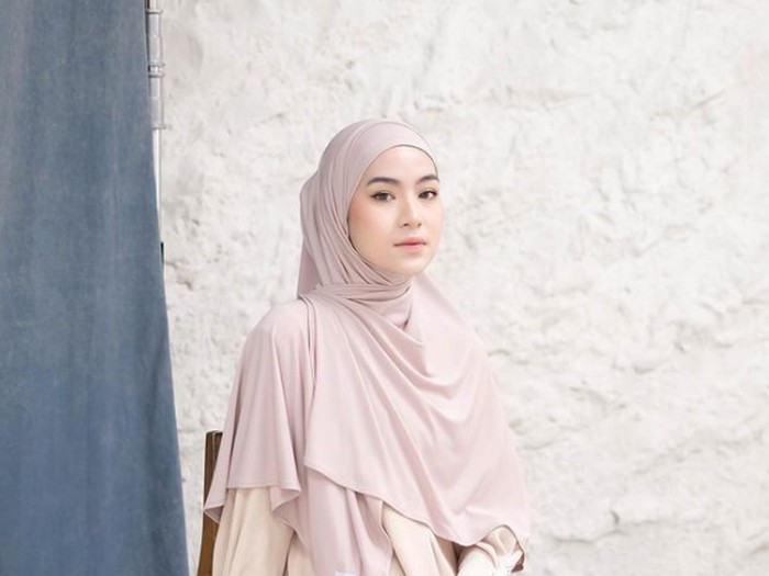 Inspirasi hijab syari yang menjadi favorit hijabers sepanjang tahun 2023.