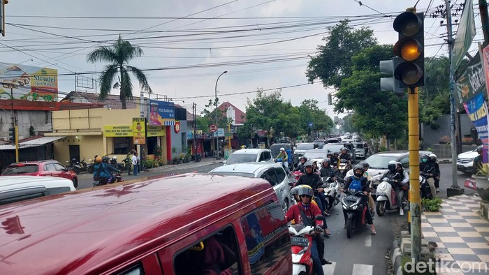 Volume kendaraan yang keluar dari Kota Batu mulai meningkat sejak siang tadi, Senin (1/1/2024). Antrean kendaraan terjadi di jalur Kota Batu-Malang via Payung.