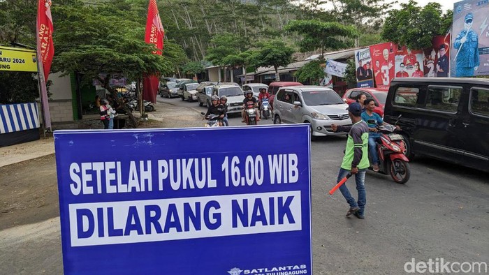 Puncak kunjungan wisata tahun baru di pesisir selatan Tulungagung-Trenggalek terjadi hari ini, Senin (1/1/2024). Puluhan ribu wisatawan memadati ruas Jalur Pantai Selatan (Pansela/JLS).