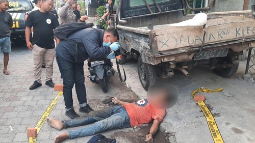 Jasad pria tanpa identitas ditemukan tergeletak di depan toko bangunan di Kerobokan Kaja, Badung, Senin (1/1/2024). (Foto: Istimewa)
