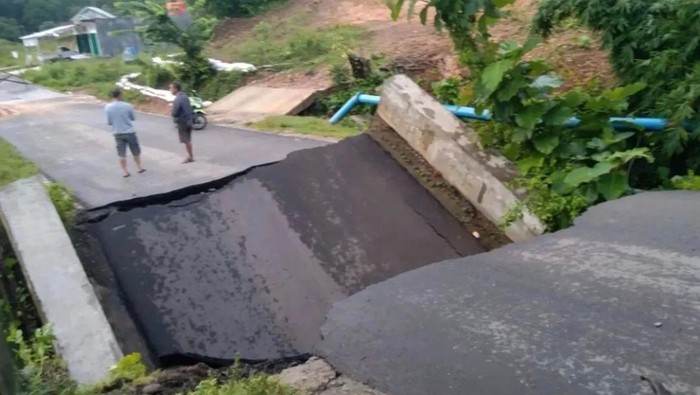Jembatan di Lahat putus akibat curah hujan yang deras.