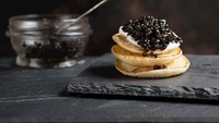 Ikan sturgeon yang hidup di perairan Siberia juga populer dengan caviar berkualitas tinggi. Secara fisik, telur ikannya tampak hitam pekat dan mengilap. Foto: TasteAtlas
