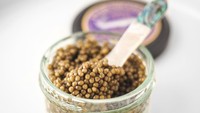 Dipanen dari ikan sturgeon yang hidup di Rusia, ada caviar berjeni osetra. Warnanya yang lebih terang didapatkan dari ikan yang kini terancam punah. Foto: TasteAtlas