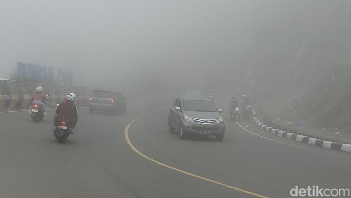 Kabut tebal di Jalur Puncak Cianjur, Senin (1/1/2024).