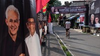 Di gerbang masuk terpampang spanduk bertuliskan Kampung Ganjar Mahfud.  