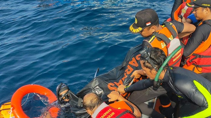 Proses evakuasi korban di perairan Gili Meno Desa Gili Indah Kecamatan Pemenang Lombok Utara, Senin (1/1/2024). Foto: Polsek Pemenang.