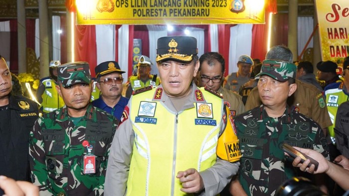 Kapolda Riau Irjen Mohammad Iqbal saat mengecek keamanan malam tahun baru (Dok Humas Polda Riau)