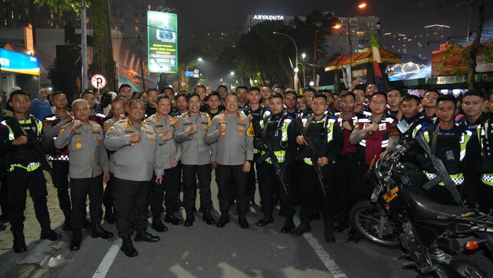 Kapolda Sumut Irjen Agung Setya Imam Effendi bersama personel usai patroli malam tahun baru. (Foto: Dok. Polda Sumut)