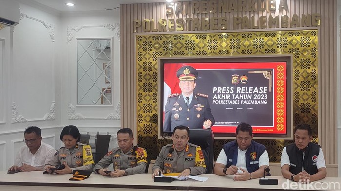 Kapolrestabes Palembang Kombes Pol Harryo Sugihhartono saat ungkap kasus sepanjang 2023 pada Minggu (31/12/2023).