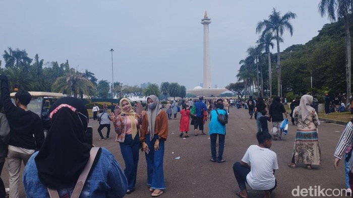 Kawasan Monumen Nasional dipadati pengunjung pada 1 Januari 2024 (Belia/detikcom)