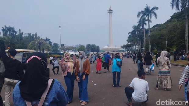 Kawasan Monumen Nasional dipadati pengunjung pada 1 Januari 2024 (Belia/detikcom)