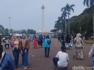 Waktu Berkunjung Habis, Sejumlah Wisatawan Tak Kebagian Masuk Monas