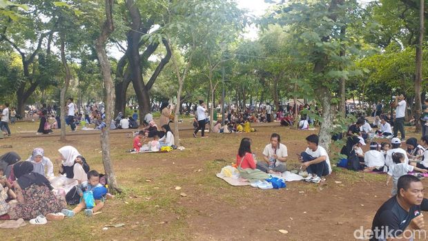 Kawasan Monumen Nasional dipadati pengunjung pada 1 Januari 2024 (Belia/detikcom)