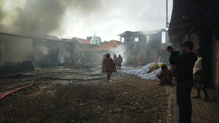kebakaran gudang palet di surabaya